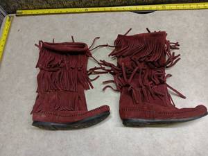 lot 1053 image: Minnetonka Fringe Suede Moccasin Boots Burgundy Size 6