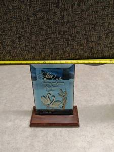 lot 1066 image: Decorative Glass Plaque w Wooden Base Swan Love Quote