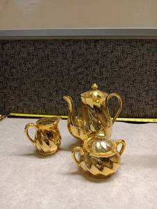 lot 1071 image: Gold Tone Teapot Coffee Set with Cream & Sugar Pitchers