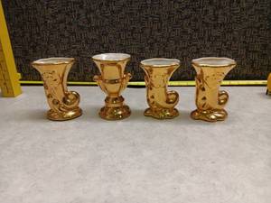 lot 1074 image: Set of 4 Porcelain Gold-Trimmed Decorative Urns