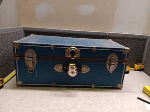 lot 1090 image: Vintage Blue Steamer Trunk w Newspaper Lining