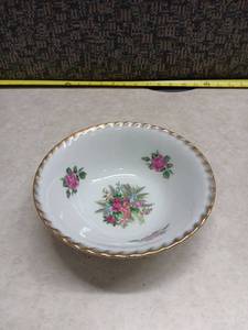 lot 1093 image: Japanese Porcelain Floral Bowl with Gold Trim