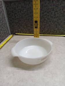 lot 1094 image: Corning Pyrex White Glass Baking Dish w Pouring Spout