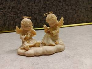 lot 1115 image: Pair of Angel Figurines w Halos & Cloud Base