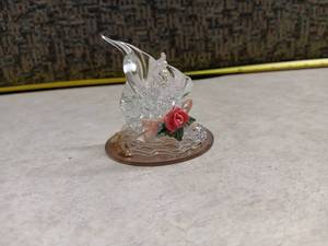 lot 1135 image: Crystal Swan Figurine w Red Rose & Wood Base