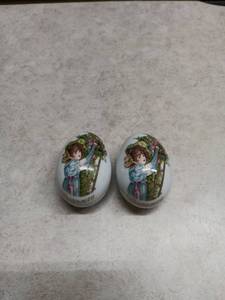 lot 1140 image: Easter 1916 Porcelain Egg Ornament Pair