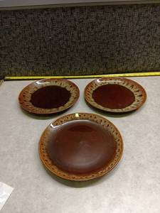 lot 1169 image: Ceramic Dinnerware Set with Textured Rim - 3 Pieces