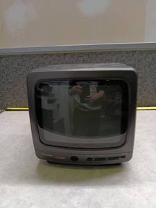 lot 1176 image: Teknika TK925G 13in Color TV Receiver w Remote