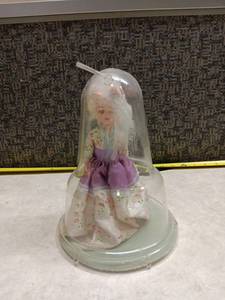 lot 1184 image: Vintage Porcelain Doll in Glass Dome