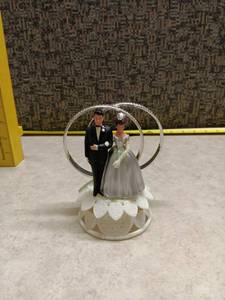 lot 1191 image: Vintage Wedding Cake Topper with Interlocking Rings