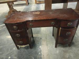 lot 1229 image: Vintage Mahogany Serpentine Desk w 6 Drawers
