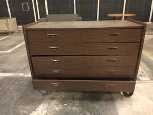 lot 1253 image: Mid-Century Walnut 5-Drawer Chest with Casters