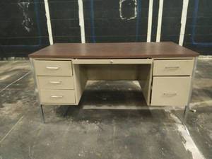 lot 1264 image: Steelcase Tanker Desk w Walnut Top 3-Drawer