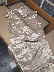 lot 892 image: XL Silk Pajama Set - Retail $0