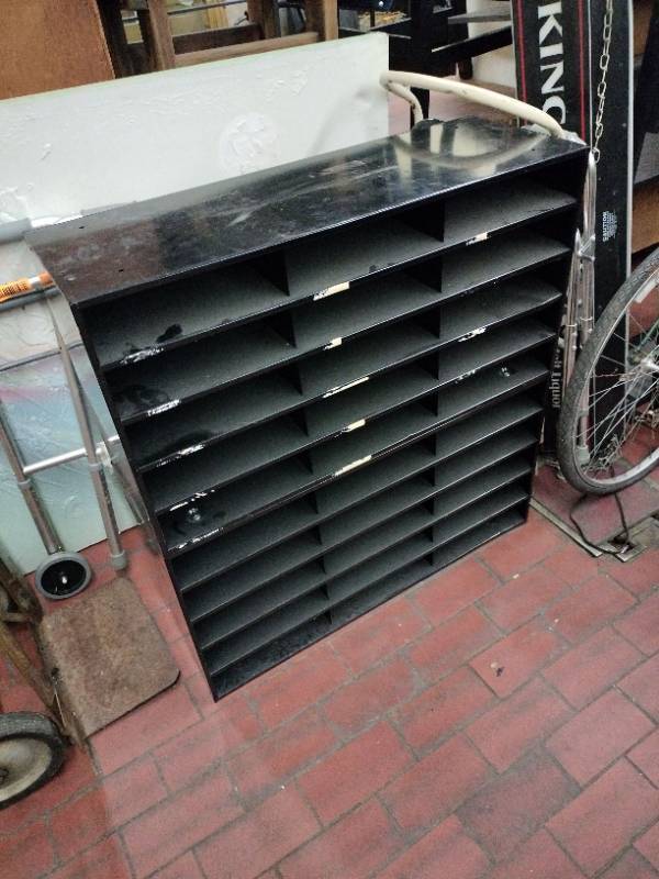 lot 63240 image: Safco E-Z Stor literature organizer