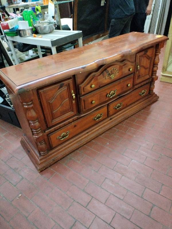 lot 61035 image: Bassett Furniture rustic wooden dresser with 8 Drawers