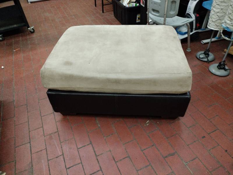 lot 61081 image: Ashley Furniture Beige Upholstered Ottoman