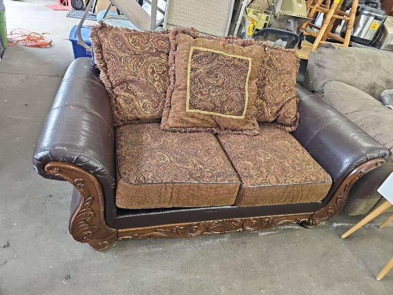 lot 62589 image: Ashley 3460238 Wilmington Love Seat