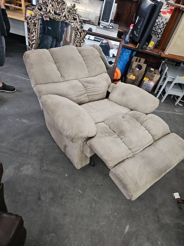 lot 62592 image: Catnapper Teddy Bear Chaise Recliner