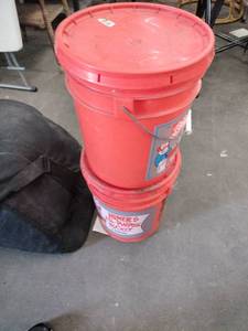 lot 20971 image: Set of 2 Heavy Duty Plastic 5 Gallon Buckets