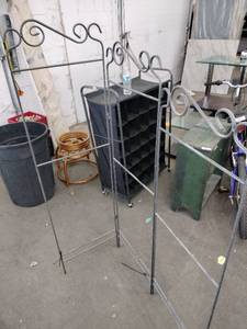 lot 20978 image: multi-panel folding metal display