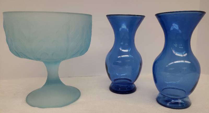 lot 107 image: Vintage 1978 FrostedSatin Blue Pedestal CompotePlanter with Embossed Oak Leaf Pattern 6in T, and Pair of Vintage Cobalt Blue Glass Bud Vases 5.75in T