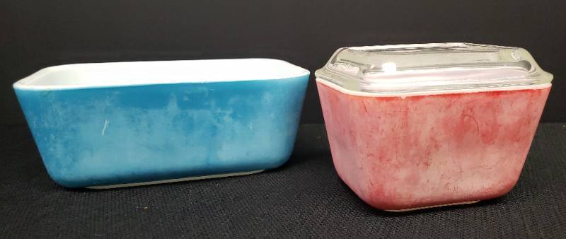 lot 114 image: Vintage Colored PYREX Glass Refrigerator Keeper Dishes Red 1.5 Cup #501 with Lid #501-C, and Blue #0502 1 12 Pt.