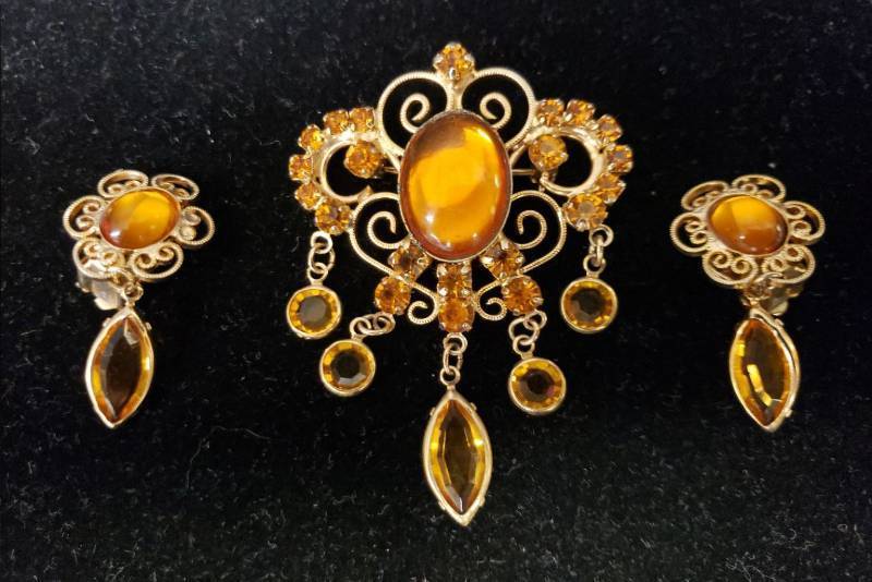 lot 120 image: Vintage D&E Juliana Topaz Amber Dangle Rhinestone and Gold Tone Scroll Work Brooh & Clip Earring Set - Brooch 2.5in L, Earrings 1.5ini L