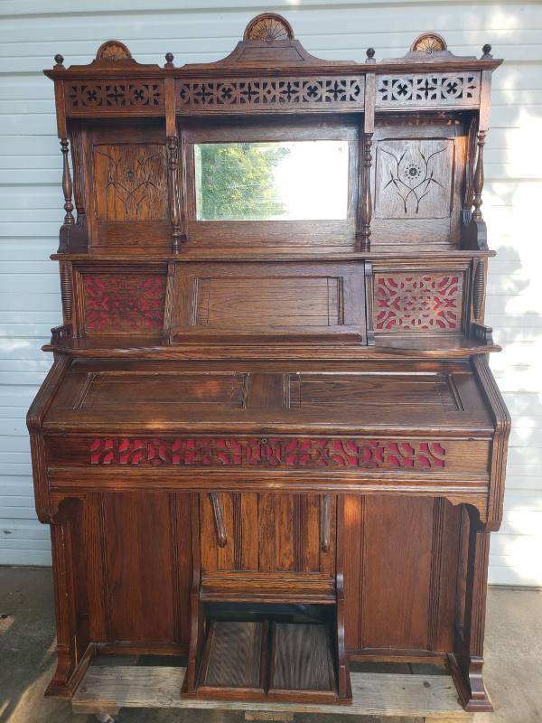 lot 8 image: Antique Oak Pump Organ - Ornate Carving & Beveled Mirror in Top Section - 58in W x 28in D x 78in T - Bring Help to Load