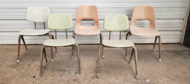 lot 20 image: Set of 5 Vintage Elementary School Chairs- 3 Green, 1 Pink, & 1 Tan