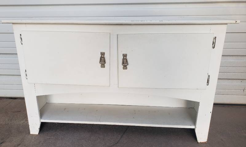 lot 40 image: Vintage White Wood ConsoleSofa TableCabinet with 2 Door Under Storage - 50in W x 14.5in D x 30in T