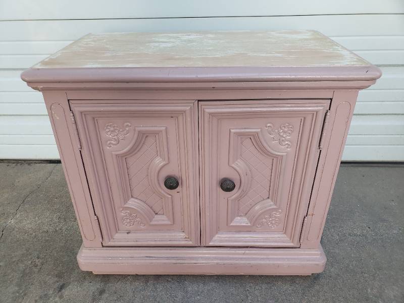 lot 48 image: Vintage Mauve Painted Wood End TableNight Stand with Under Storage  28in W x 16in D x 25in T