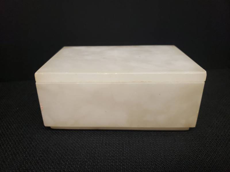 lot 132 image: Vintage White OnyxMarble Lidded Cigarette Box - Heavy - Marked Italy on Bottom - 5in L x 3.5in W x 2.25in T