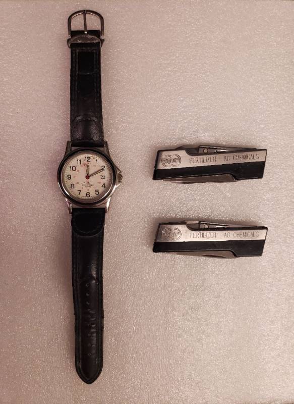 lot 146 image: 2 Vintage Vernco HI-CV Stainless Pocket Knives with IowaWisconsin CO-OP FertilizerAG Chemicals Advertising - Knife Blade, File Blade, & Scissor Tool, and Vintage Mens Water Resisitant Quartz Wrist Watch with Glow in the Dark Hands