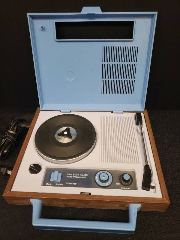 lot 147 image: Vintage Early 1970s JCPenney Portable Solid State ACDC AM Transistor Radio & Phonograph - Penncrest Model #4380 - Two Tone Blue - Works