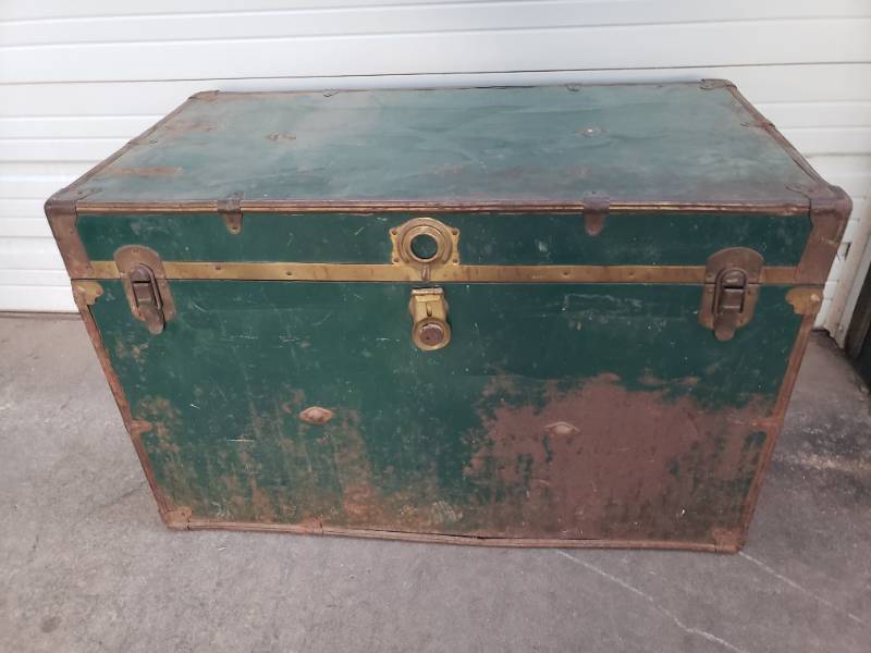 lot 60 image: Extra Large Vintage Green Metal Clad Steamer Trunk - 41in L x 23in W x 25in T