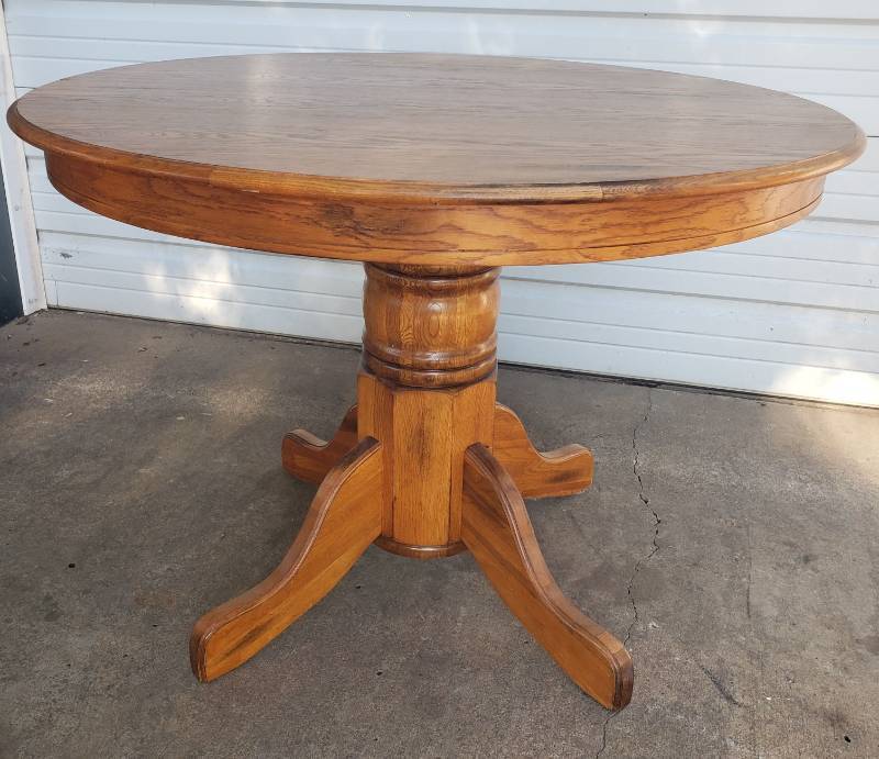 lot 68 image: NIce Vintage Solid Oak 42in Round Pedestal Dining Table - 30in T