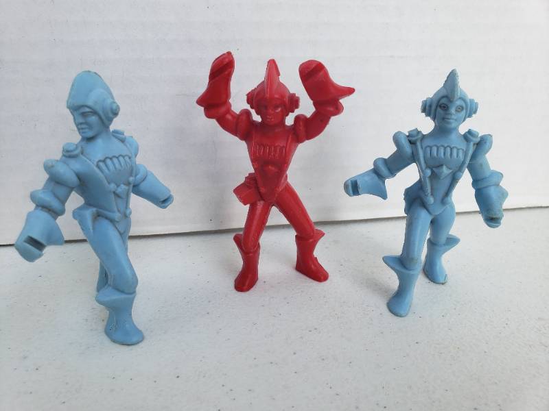 lot 94 image: 3 Vintage 1950s Archer Ajax Space RangerSpacemen Toy Figurines - 1 Red, 2 Blue - 3.75in T