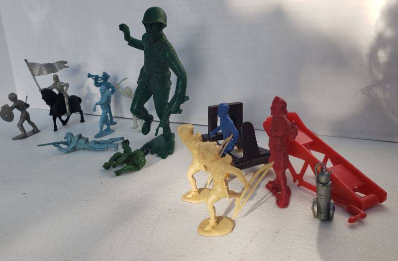 lot 97 image: Vintage Plastic Medieval Warriors, Horse, and Catapults, Red Plastic Pirate, Asian Warriors, Civil War Army, Bugler, and Large Army Soldier  - Tallest is 5in T