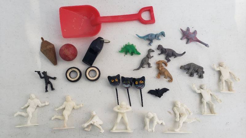 lot 98 image: Vintage Plastic Toy Figurines Dinosaurs, Football Players, Baseball Umpires, Sand Shovel, Whistle, Black Cat Picks, & Toy Parts