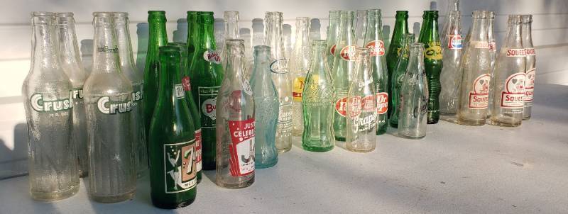 lot 149 image: 2 Buckets of Vintage Collectible Glass Pop Bottles Including  Squeeze, Quiky, Bubble Up, Justly Celebrated, Flavette, Sout Schnapps, Delaware Punch, Orangette & Grapette
