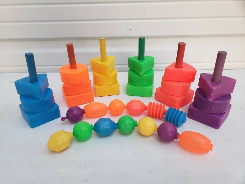 lot 156 image: Vintage 1970s Colleciton of Fisher Price Colored Plastic Stacking & Pop Bead Blocks - with Wood Dowels - 37pcs Total