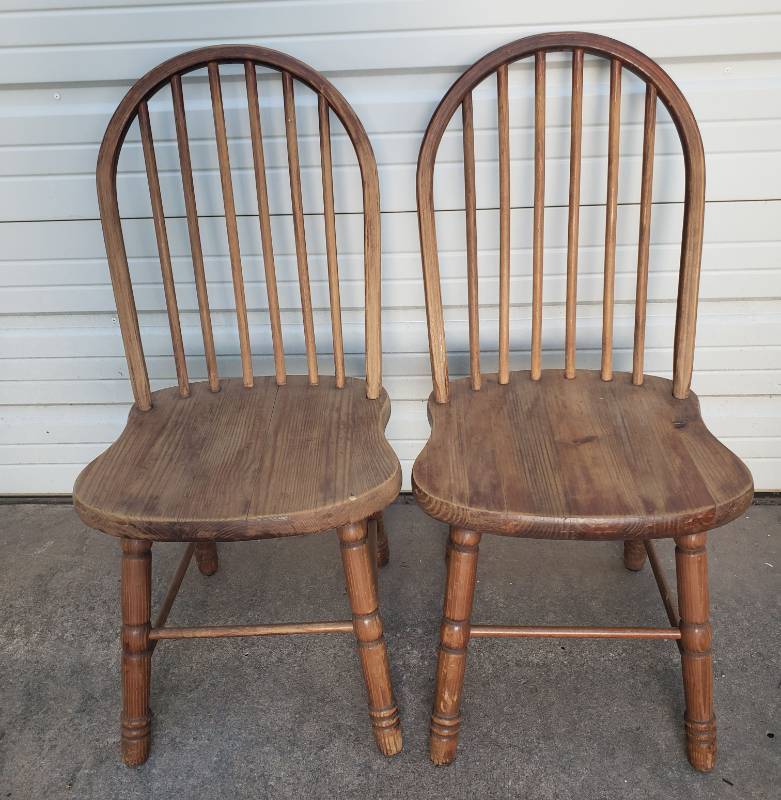 lot 185 image: Pair of Vintage Solid Wood Spindle Back Curved Top Side Chairs - 17in W x 20in D x 36in T Back
