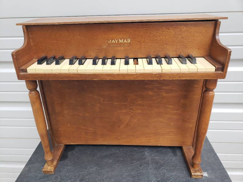 lot 23 image: Vintage JAYMAR Wood Cabinet Childrens Spinet Piano - Plays - MIssing 1 Black Key - 23.5inW x 10in D x 20in T