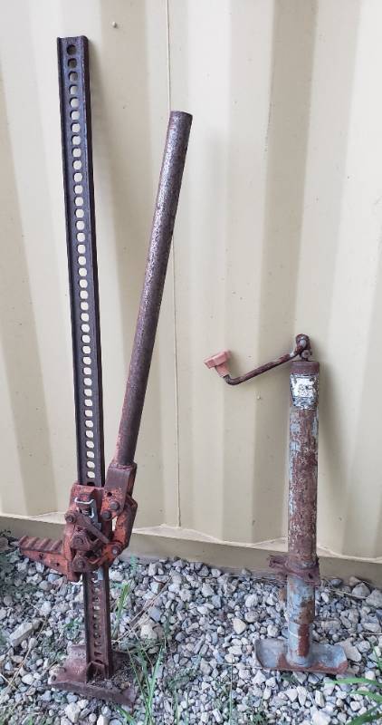 lot 39 image: Vintage Bumper Jack - 48inT & HB Bulldog Trailer Jack
