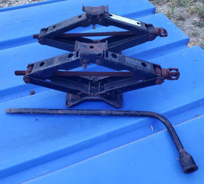 lot 49 image: Pair of Large Scissor Jacks & Exgra Larg Crow BarTire Tool - 23in L