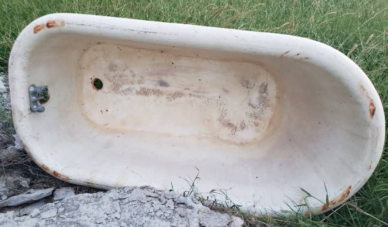 lot 51 image: Antique 1928 KHOLER Cast Iron 5Ft Claw Foot Tub - Model #64-5-7-8 - Removeable BallClaw Feet - MUST Bring Help to Load