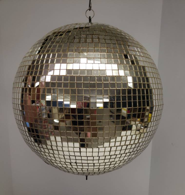 lot 186 image: Large Vintage Commercial Over Dance FloorTheatricalDisco Mirror Ball - 18in W