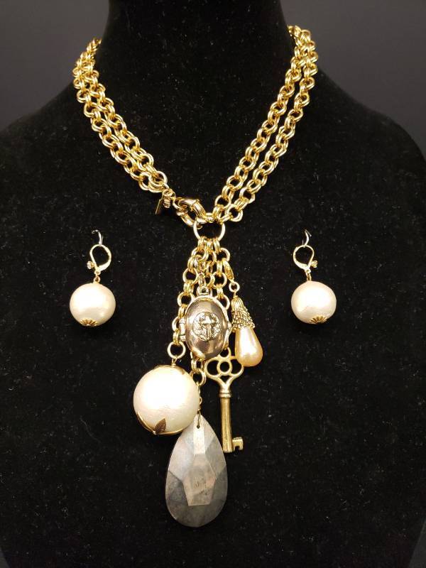 lot 189 image: John Wind JW Statement Necklace & Earring Set - Chunky Gold Tone Link Chain - Maker Stamped Charm - Large Charm Drops, 1 is a Locket - Faux Pearls - 34in L - with TravelStorage Pouch - Attached Clasp allows it to be worn as Choker Style