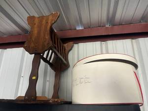 lot 41 image: Lenoxframe, serving platter, wooden stand and empty hat boxes